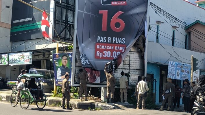 Tim Trantibum Kotim saat melakukan penertiban reklame iklan rokok di Jalan MT Haryono, Kecamatan Mentawa Baru Ketapang, Sampit, Kamis, 1 Agustus 2024.