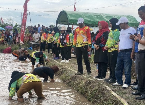 Wakil Bupati Kotim, Irawati didampingi Lurah, Ketua PKK Baamang Hulu dan Anggota DPRD Kotim saat menyaksikan perlombaan, Jumat, 30 Agustus 2024