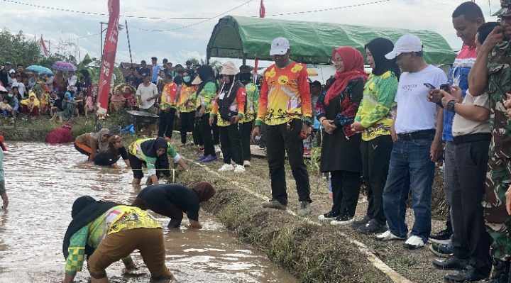 Wakil Bupati Kotim, Irawati didampingi Lurah, Ketua PKK Baamang Hulu dan Anggota DPRD Kotim saat menyaksikan perlombaan, Jumat, 30 Agustus 2024