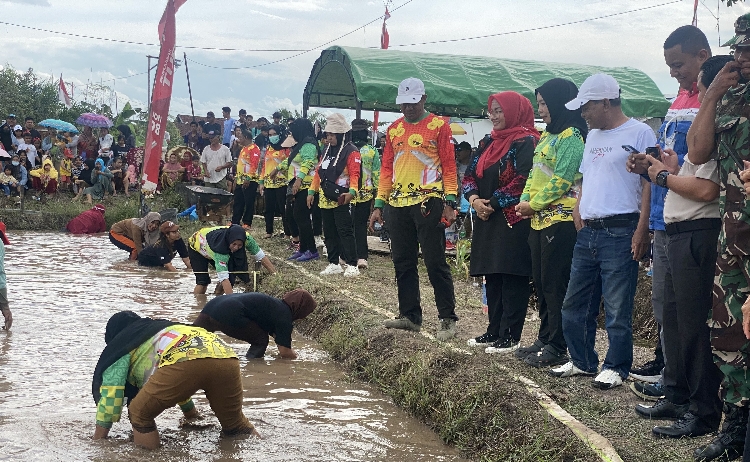 Irawati Buka Lomba Aguatusan di Kelurahan Baamang Hulu