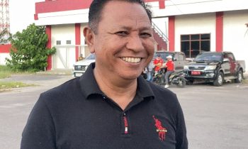 Wakil Ketua I DPRD Kotim Rudianur saat diwawancarai setelah menonton pertandingan sepak bola HNR Exhebition, Minggu, 4 Agustus 2024.