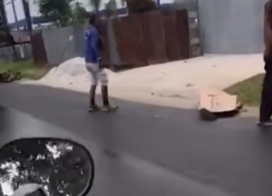 Warga menutupi korban kecelakaan di Jalan Hasan Mansyur Sampit yang sudah terkapar dengan kardus karena cuaca sedang hujan