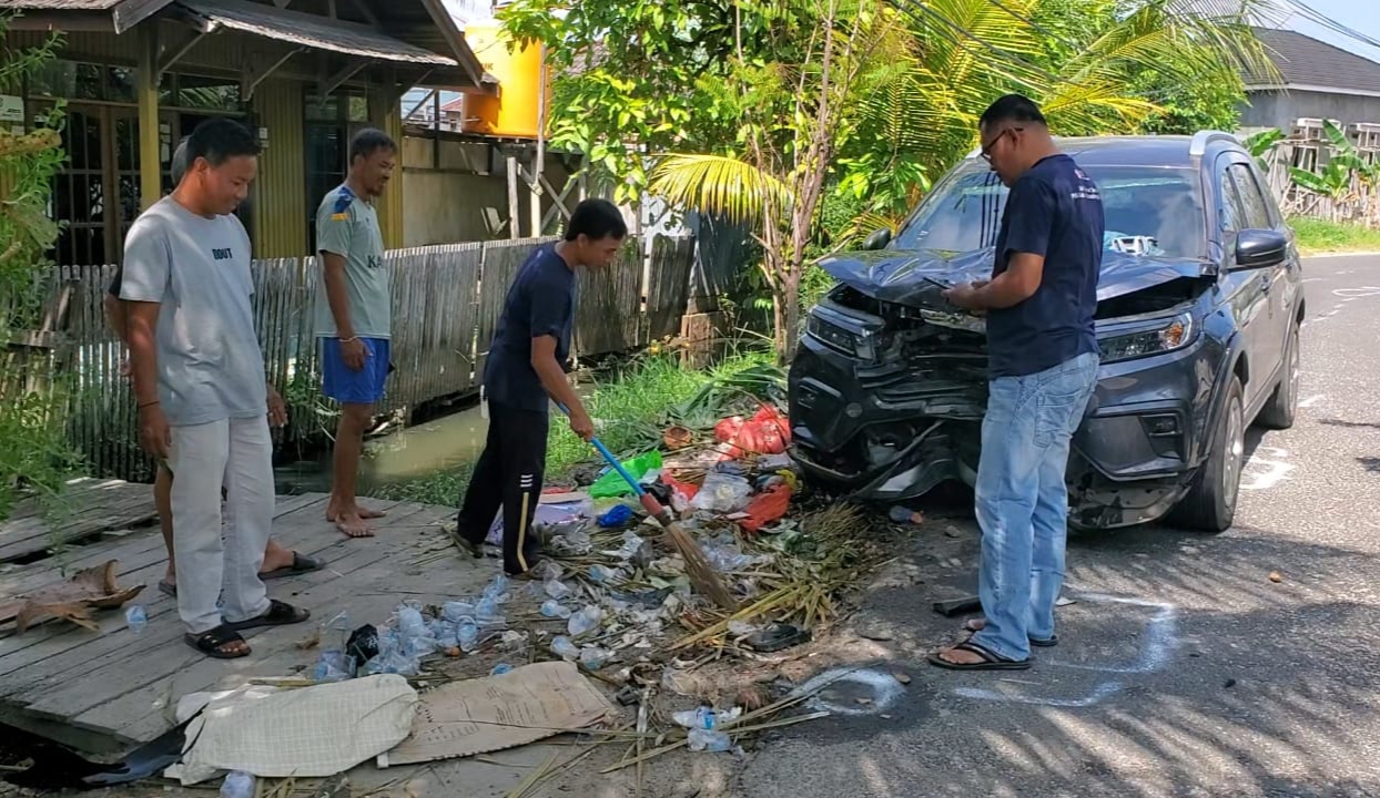 Tabrakan Dengan Mobil Mewah, Pengendara Motor Scoopy Tewas di Lokasi