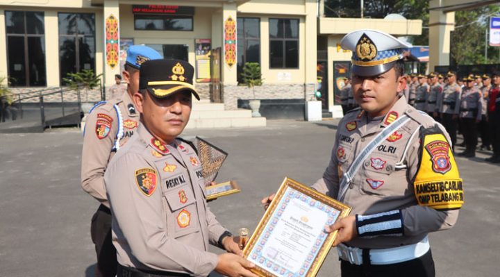 AKBP Resky Maulana Zulkarnain menyerahkan penghargaan kepada Kasat Lantas Polres Kotim AKP Firdaus Canggih Pamungkas, Senin, 23 September 2024