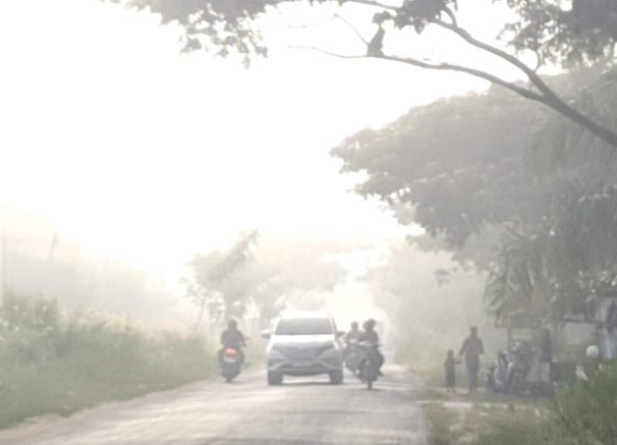 Aktivitas pagi sejumlah warga di Jalan Pramuka, Sampit, Kotim, di tengah cuaca kabut asap, Kamis, 8 September 2024