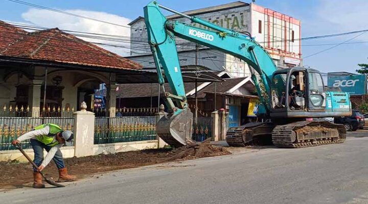 Alat berat mulai mengeruk untuk melebarkan Jalan Kapten Mulyono Sampit, Sabtu, 28 September 2024.