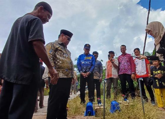 Bapati Kotim Halikinnor meresmikan sambungan rumah air bersih di Desa Sei Ijung Raya, Minggu, 8 September 2024.