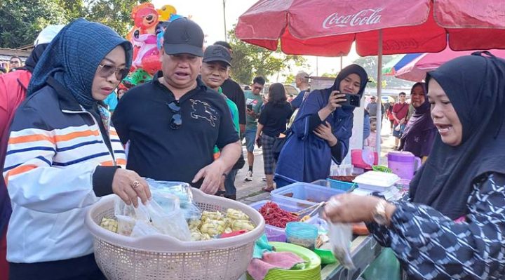 Bupati Kotawaringin Timur Halikinnor dan Ketua TP PKK Khairiah Halikinnor berinteraksi dengan pelaku UMKM di CFD Taman Kota Sampit, Minggu, 15 September 2024.