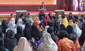 Bupati Kotawaringin Timur Halikinnor mendengarkan keluhan guru SD dan SMP.