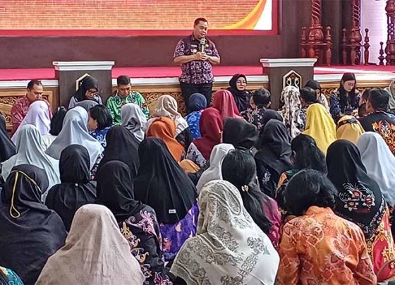 Bupati Kotawaringin Timur Halikinnor mendengarkan keluhan guru SD dan SMP.