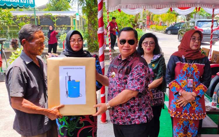Tingkatkan Produktivitas, Pemkab Kotim Bagikan Bantuan Alsintan untuk Petani