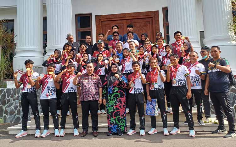 Halikinnor Beri Bonus Atlet Drumband Peraih Emas di PON XXI