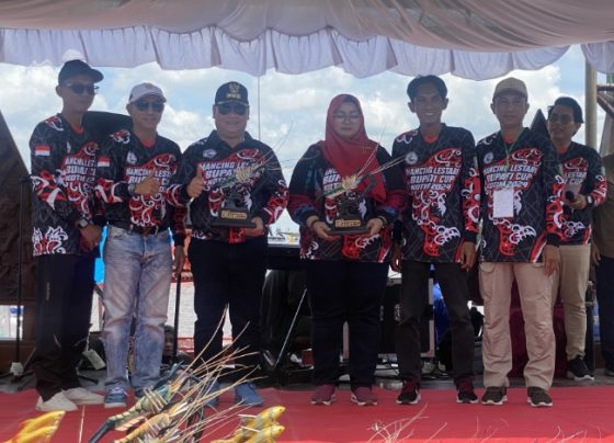 Bupati Kotim Halikinnor dan Wakil Bupati Kotim Irawati saat memperlihatkan piala Lomba Mancing Lestari, Sabtu, 14 September 2024