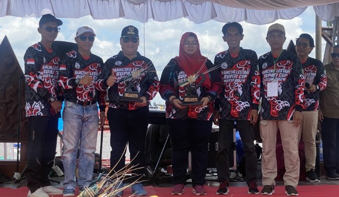 Bupati Kotim Halikinnor dan Wakil Bupati Kotim Irawati saat memperlihatkan piala Lomba Mancing Lestari, Sabtu, 14 September 2024