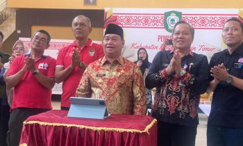 Bupati Kotim Halikinnor didampingi Pj Sekda Kotim, Kepala Dinkes saat meluncurkan aplikasi RME di aula rumah jabatan bupati, Jumat, 20 September 2024