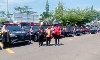 Bupati Kotim Halikinnor didampingi Pj Sekda dan Kadinkes saat berfoto bersama Kepala Puskemas atau Pustu di mobil operasional, Jumat, 20 September 2024