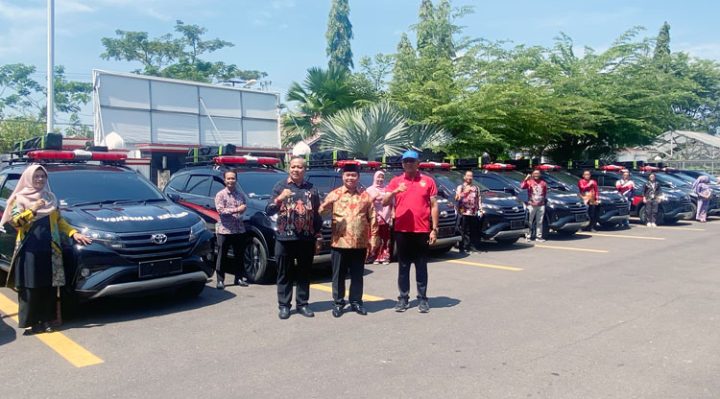 Bupati Kotim Halikinnor didampingi Pj Sekda dan Kadinkes saat berfoto bersama Kepala Puskemas atau Pustu di mobil operasional, Jumat, 20 September 2024