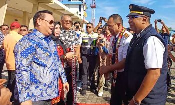 Bupati Kotim Halikinnor menyambut pilot dan co pilot penerbangan perdana Nam Air Sampit Surabaya, Jumat, 13 September 2024.