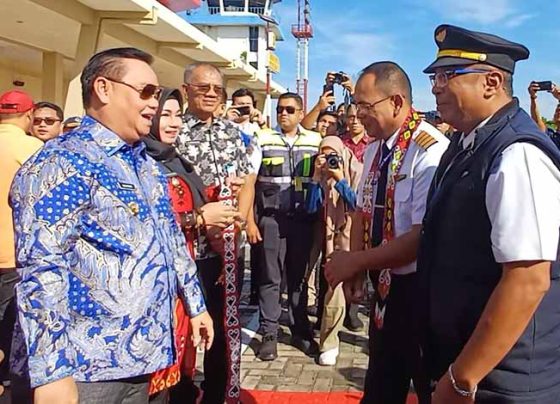 Bupati Kotim Halikinnor menyambut pilot dan co pilot penerbangan perdana Nam Air Sampit Surabaya, Jumat, 13 September 2024.