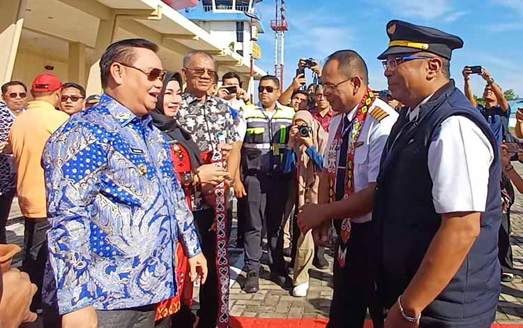Penerbangan Perdana Nam Air Sampit-Surabaya PP: Disambut Meriah dengan Tari Tradisional dan Pecah Kendi