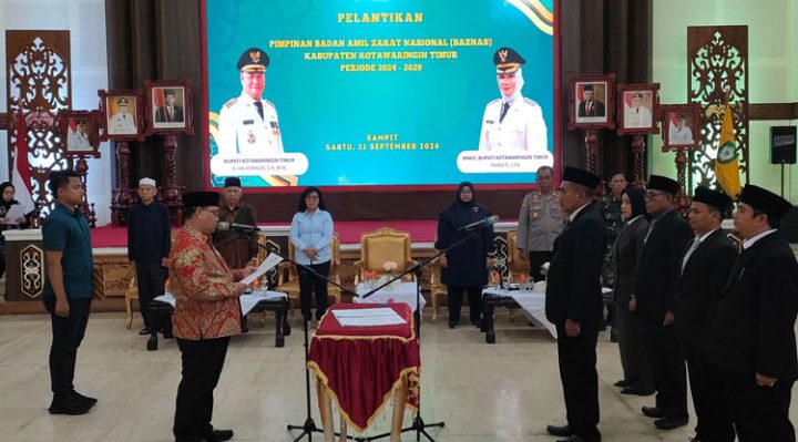 Bupati Kotim Halikinnor saat melantik Pimpinan Baznas Kotim, Sabtu, 21 September 2024