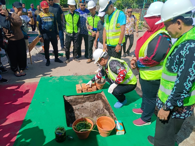 Halikinnor Letakkan Batu Pertama Pembangunan Kelas dan Ruang Guru SDN 1 Baamang Tengah, Ini Pesannya