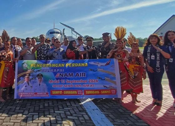 Bupati Kotim Timur Halikinnor foto bersama saat penerbangan perdana Nam Air jurusan Sampit Surabaya, Jumat, 13 September 2024.