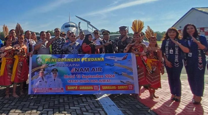 Bupati Kotim Timur Halikinnor foto bersama saat penerbangan perdana Nam Air jurusan Sampit Surabaya, Jumat, 13 September 2024.