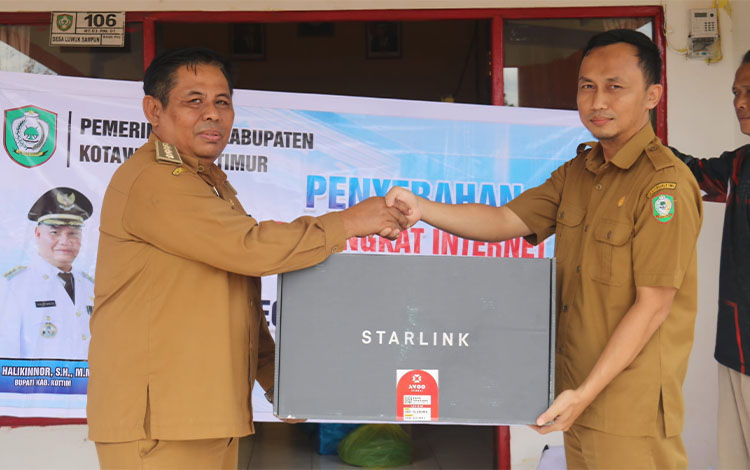 Pemkab Kotim Serahkan Bantuan Perangkat Internet untuk Tingkatkan Aksesibilitas di Tualan Hulu
