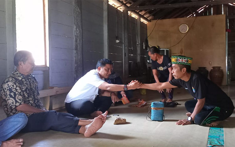 Supian Hadi Disambut Upacara Adat Saat Dapat Dukungan Warga Desa Penyombaan Lamandau