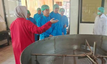 Dwi Pujiastuti penanggungjawab pengolahan di Puslitkakao menjelaskan proses pengolahan kopi dan kakao dari setiap mesin hingga pengemasan produk, Jumat, 12 Juli 2024.