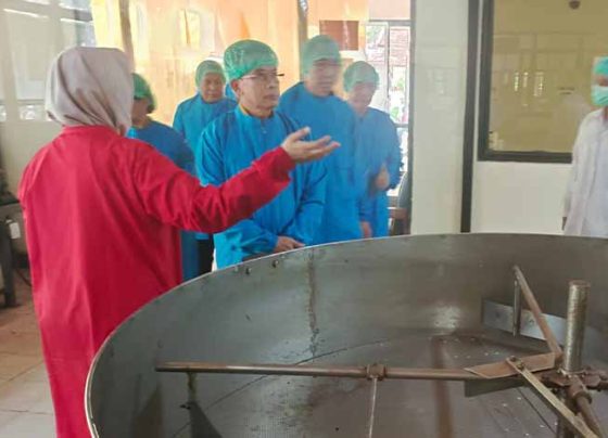 Dwi Pujiastuti penanggungjawab pengolahan di Puslitkakao menjelaskan proses pengolahan kopi dan kakao dari setiap mesin hingga pengemasan produk, Jumat, 12 Juli 2024.