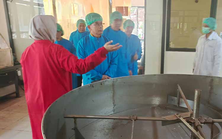 Pj Bupati Murung Raya Kunjungi Pabrik Pengolahan Kakao dan Kopi di PuslitKakao Indonesia