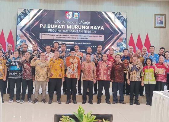 Foto bersama antara Pemkab Murung Raya dan Pemkab Jember di Pendopo Wahyawibawagraha, Kamis, 11 Juli 2024.