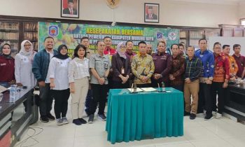 Foto bersama antara Pemkab Murung Raya dan anggota Puslitkakao Indonesia PT. Riset Perkebunan Nusantara, Jumat, 12 Juli 2024.