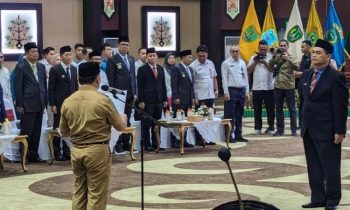 Gubernur Kalteng Sugianto Sabran melantik Pjs Bupati Kotim Salahuddin di aula Jayang Tingang, Rabu, 25 September 2024.