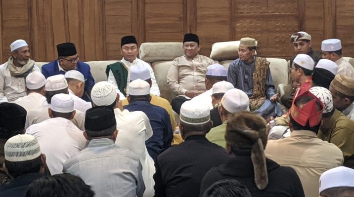 Gubernur Kalteng Sugianto Sabran saat berdiakusi dengan tokoh di Pondok Pesantren Darul Amin, Jumat, 6 September 2024.