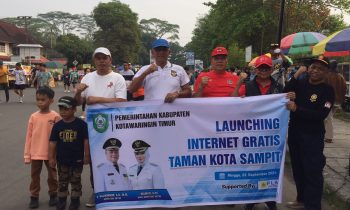 Pj Sekda Kotim Sanggul Lumban Gaol, Kepala Diskominfo Kotim Marjuki, Asisten Ekobang Alang Arianto, dan Kadis Kesehatan Umar Kaderi memegang spanduk pada peresmian WiFi gratis di Taman Kota Sampit, Minggu, 22 September 2024.