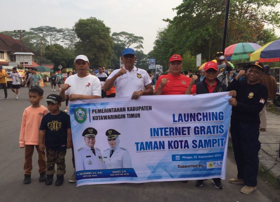 Pj Sekda Kotim Sanggul Lumban Gaol, Kepala Diskominfo Kotim Marjuki, Asisten Ekobang Alang Arianto, dan Kadis Kesehatan Umar Kaderi memegang spanduk pada peresmian WiFi gratis di Taman Kota Sampit, Minggu, 22 September 2024.