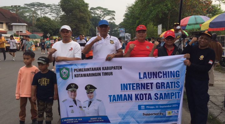 Pj Sekda Kotim Sanggul Lumban Gaol, Kepala Diskominfo Kotim Marjuki, Asisten Ekobang Alang Arianto, dan Kadis Kesehatan Umar Kaderi memegang spanduk pada peresmian WiFi gratis di Taman Kota Sampit, Minggu, 22 September 2024.