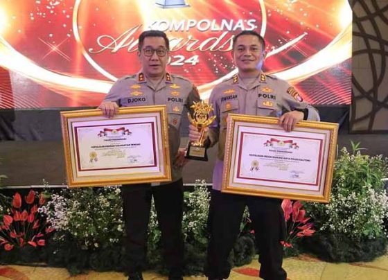 Kapolres Mura AKBP Irwansah, S.I.K., MM bersama Kapolda Kalteng Irjen Pol Djoko Poerwanto saat usai menerima penghargaan Kompolnas Award 2024 di Jakarta, Rabu, 17 Juli 2024.