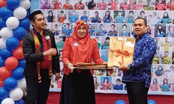 Kepala Bidang Pembinaan SMP Dinas Pendidikan Kotawaringin Timur Gede Sukadana membuka segel soal ujian sempoa secara simbolis, Minggu, 29 September 2024.