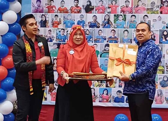 Kepala Bidang Pembinaan SMP Dinas Pendidikan Kotawaringin Timur Gede Sukadana membuka segel soal ujian sempoa secara simbolis, Minggu, 29 September 2024.
