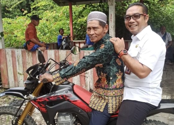 Kepala DPMD Kabupaten Kotim, Raihansyah (belakang) saat akan melakukan kunjungan ke sebuah desa beberapa waktu lalu.