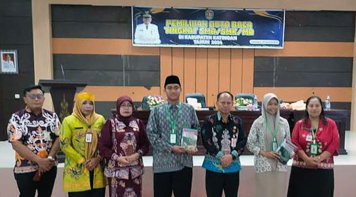 Kepala Dinas Pendidikan Kabupaten Katingan, Feriso foto bersama sejumlah pejabat dan peserta pemilihan duta baca.