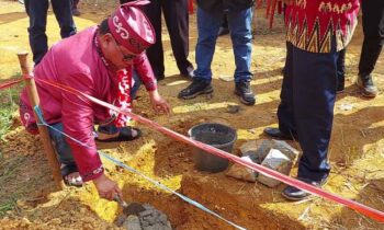 Ketua DAD Kotim Halikinnor saat meletakan batu pertama pembangunan kantor Damang Kecamatan Mentaya Hulu, Minggu, 29 September 2024