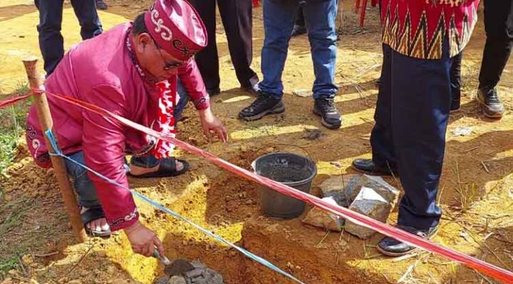 Ketua DAD Kotim Halikinnor saat meletakan batu pertama pembangunan kantor Damang Kecamatan Mentaya Hulu, Minggu, 29 September 2024