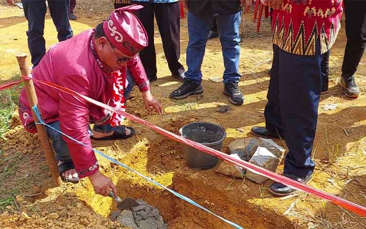 Halikinnor Lakukan Peletakan Batu Pertama Kantor Damang Kecamatan Mentaya Hulu