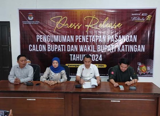 Ketua KPU Katingan Wahyuni (kemeja putih) bersama tiga komisioner lainnya jumpa pers usai pleno penetapan paslon Bupati dan Wakil Bupati Katingan pada pilkada 2024, Minggu, 22 September 2024.