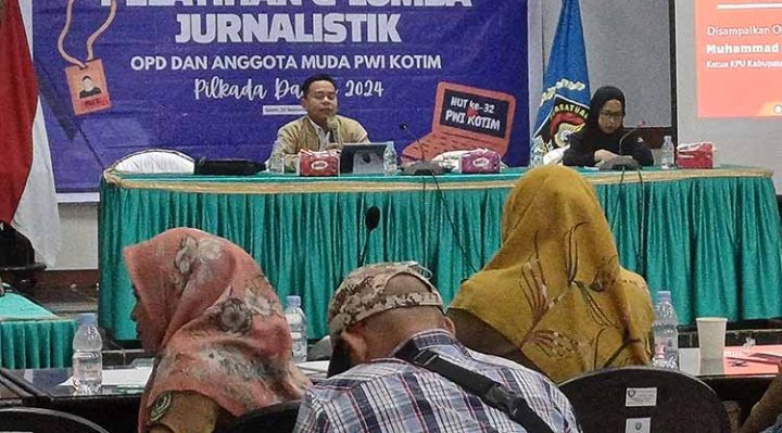 Ketua KPU Kotawaringin Timur Muhammad Rifqi mengisi materi pada pelatihan dan jurnalistik PWI Kotim, Senin, 23 September 2024.